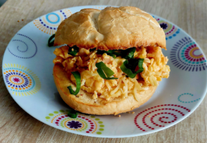 Read more about the article JajBurger z makaronem? Polska carbonara w chrupiącej bułce!