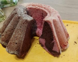 Read more about the article Wyjątkowa Dwukolorowa Babka Kisielowo-Kakaowa z Prawdziwym Charakterem