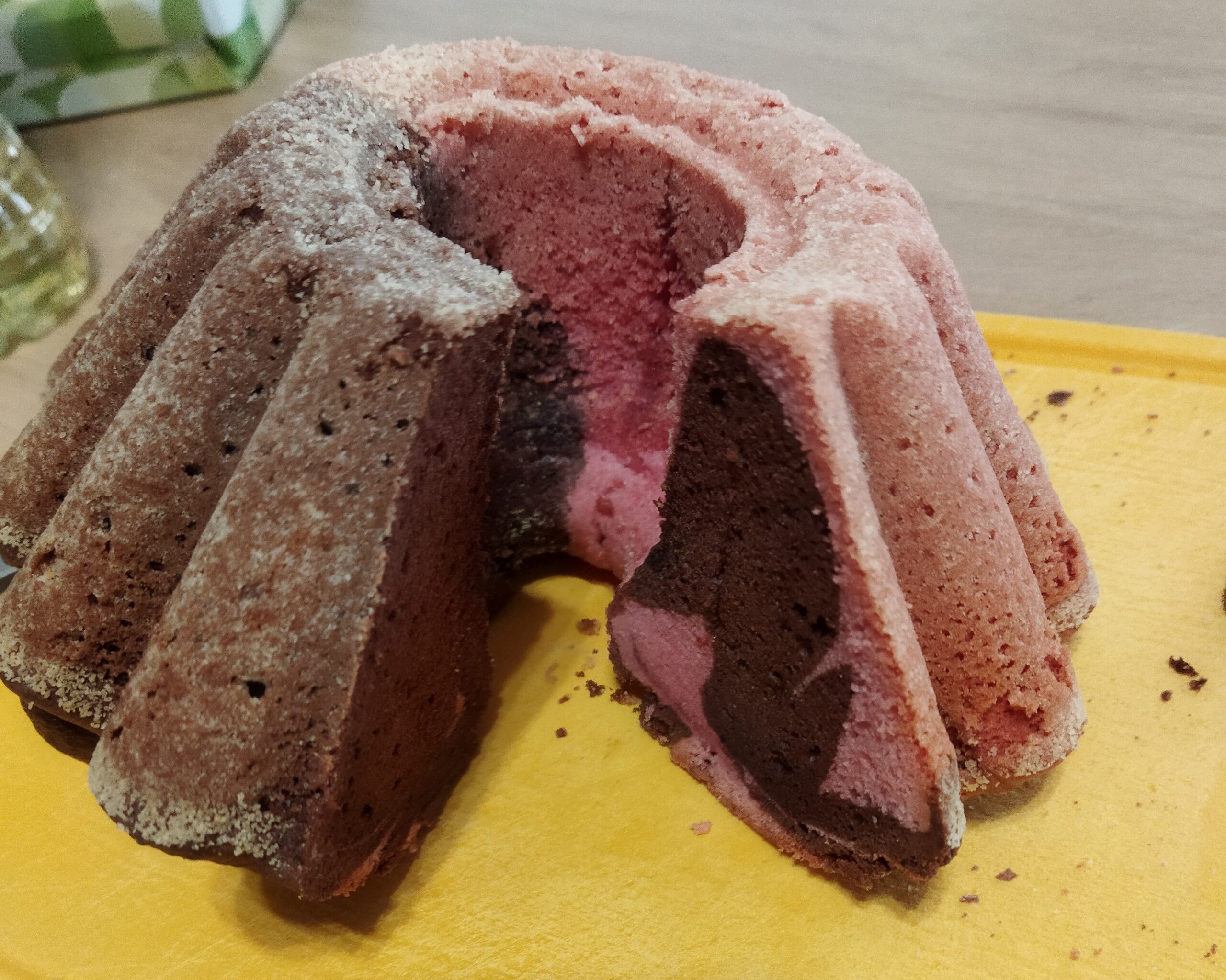 Read more about the article Wyjątkowa Dwukolorowa Babka Kisielowo-Kakaowa z Prawdziwym Charakterem