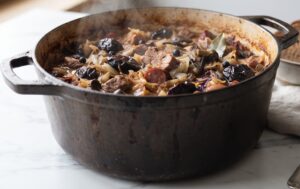 Read more about the article Prawdziwy bigos staropolski: O powolnym gotowaniu, dymie z wędzarni i sekrecie idealnego balansu smaków